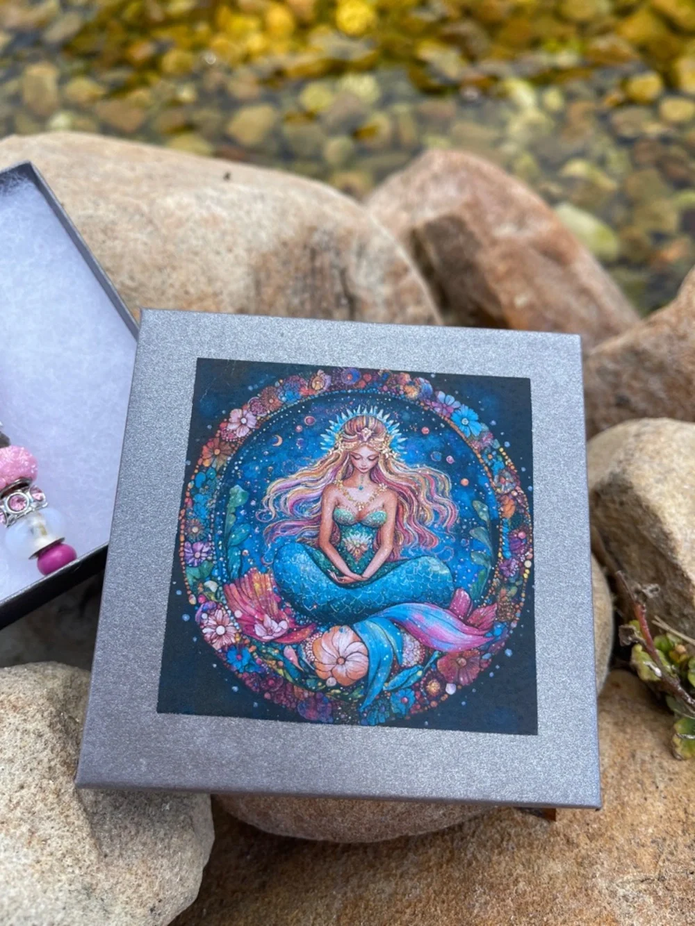 Keychain Beach Stone and Charms in Gift Box - Picture 3 of 5